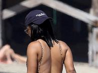 Christina Milian pociągająco w stroju kąpielowym
